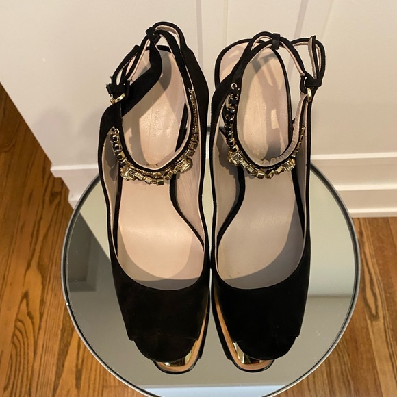 Sexy Black and Gold Semi Platform Heels✨ - Picture 3 of 10